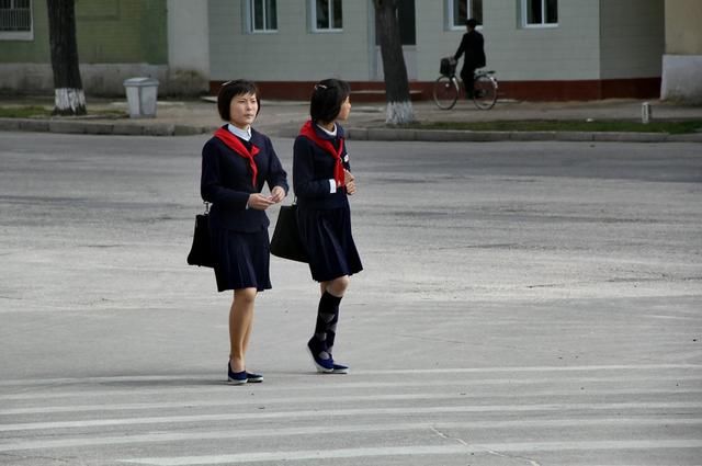 两名穿着校服,戴着红领巾的朝鲜女学生.