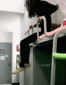 搞笑gif:平胸的好处,在于人生总是那么畅通无阻