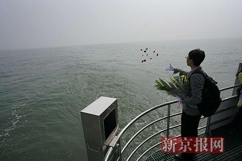 (转)全国首艘骨灰撒海船今日首航