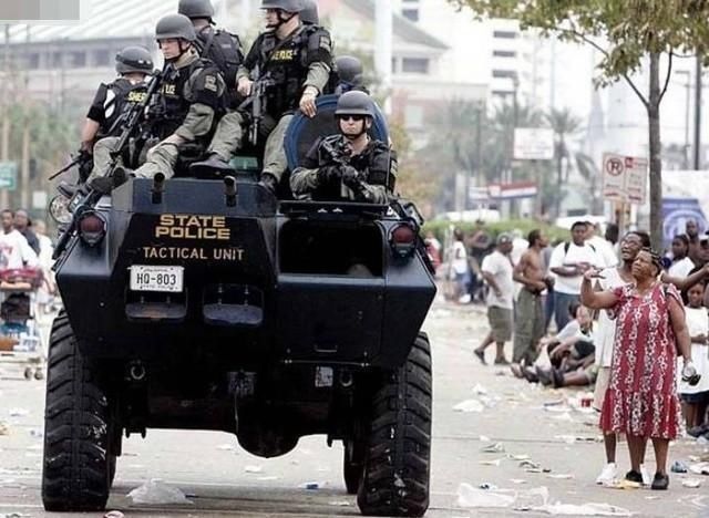 欧美永远不会懂得 中国军人救灾冲锋在前还不带抢