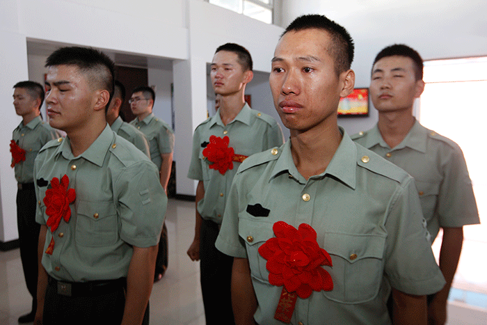 在卸下警衔想到就要离开眷恋的部队时,老兵们泪流不止.