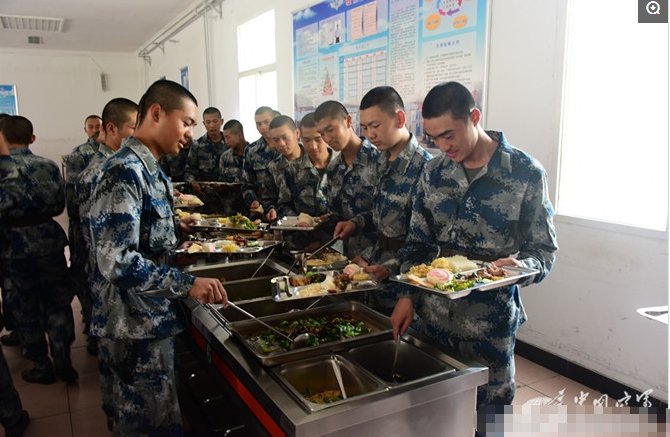 实拍:空军部队的伙食,解放军最好的标准配餐!