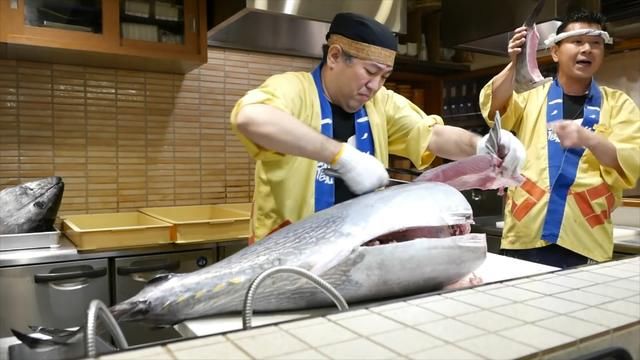 100斤的顶级金枪鱼,日本五星级大厨用7刀就切好,太厉害了!