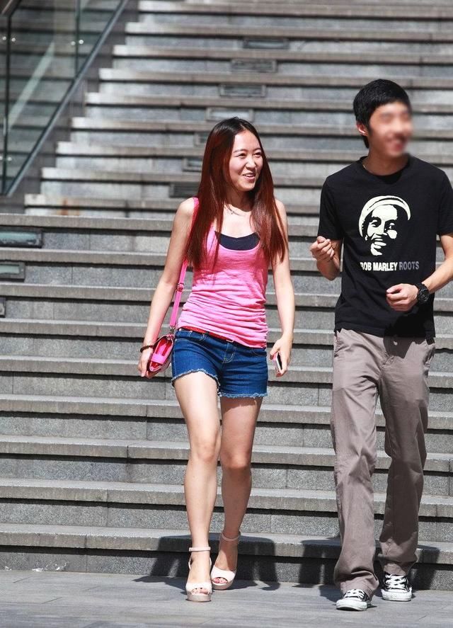 街拍:身材美女短裤,美女迷人美腿消瘦!腿锯牛仔图片