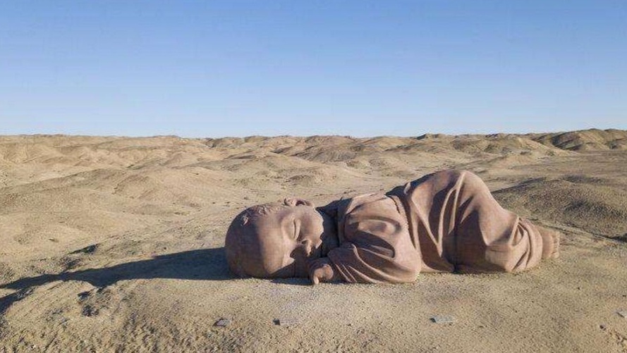 甘肃戈壁滩上趴着一个"巨婴"?还被称为大地之子,你见过吗?