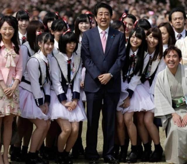 各国领导人跟美女合影,普京像父亲,奥巴马抿嘴笑