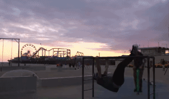 甚至可以在空中翻个筋斗,秀出满身特技!