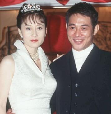 1999年,李连杰与利智结婚,随后为李连杰同样生有两个女儿jane和jetta