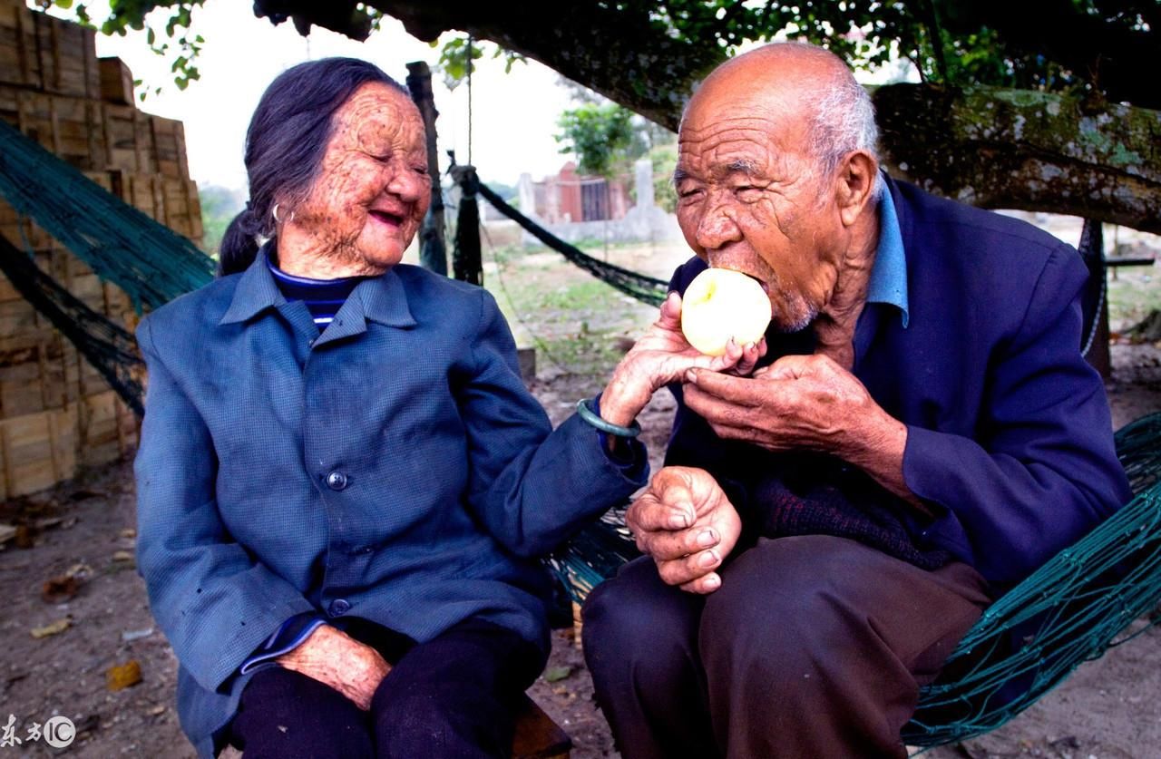 夫妻两人相守80年是什么概念?比百岁老人更难得的是百岁夫妻!