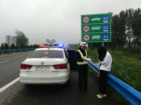 女子与男友吵架雨天被弃高速 民警劝解后和好