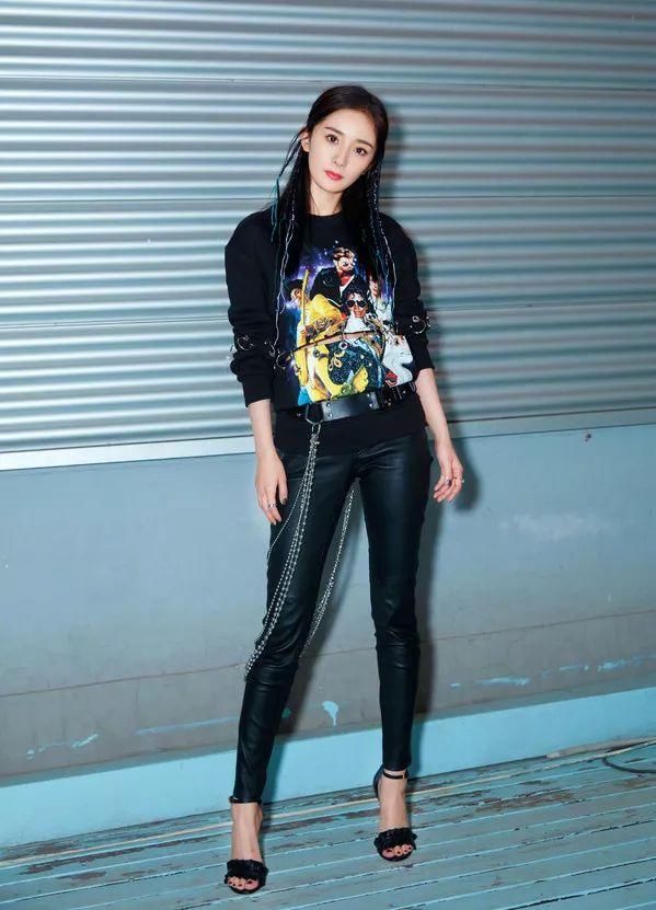 杨幂演绎九分裤 高跟鞋街拍look