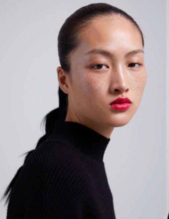 zara辱华事件女主,脸又大又方还有雀斑,但人家dior也抢着要?