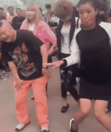 搞笑gif动图:妹子这是故意的吧 玩个花样给你看