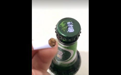 男子用柔软的烟头开啤酒瓶盖子,结果令人惊讶