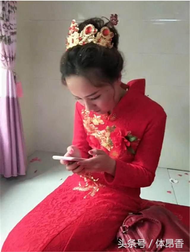 农村婚礼环境有点简陋,但新娘子很漂亮,细腰大长腿,让