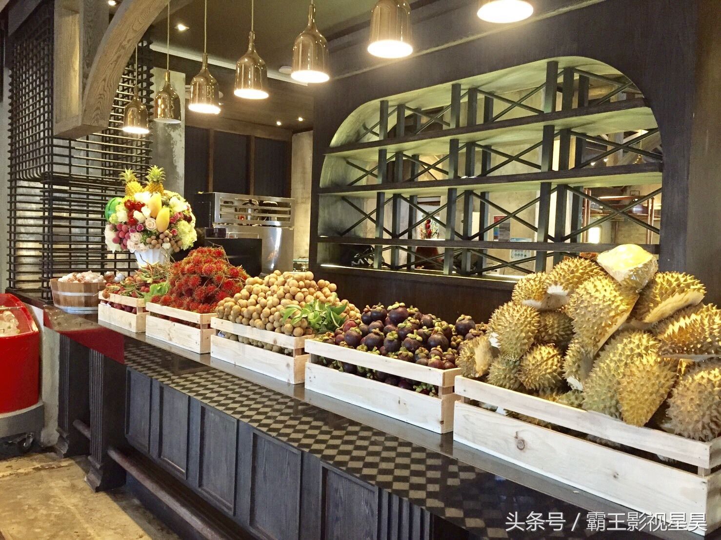 中国游客去泰国后水果自助榴莲一天消耗3吨,请工人也很忙