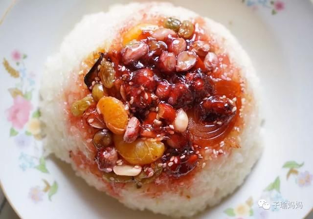 这个是嫂子做的甜饭,最后吃之前会蒸热,淋上一层橙色的糖浆