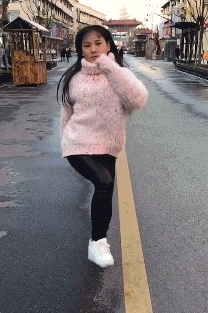 历史趣图: 搞笑gif:妹子这一字马过分了,你们有考虑过电梯的感受吗?