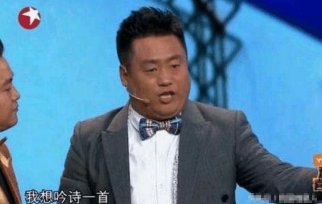 宋晓峰在《欢乐喜剧人》的舞台可以说是一个非常有辨识度的人物,此时
