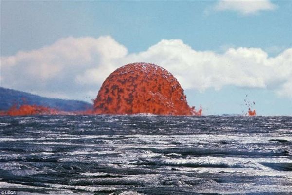 百年一遇的罕见自然奇观:火山喷发成对称圆顶状