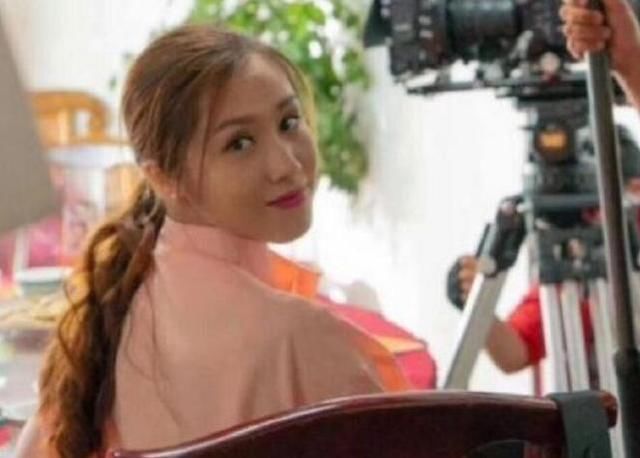 美女演员张遇晴好可怜,因为不办理发卡被老板活 活掐死
