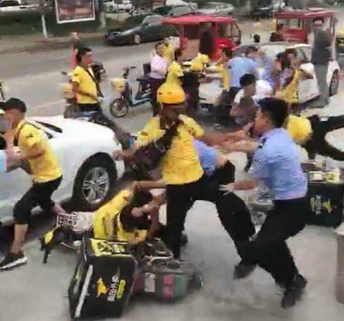 河北燕郊鑫乐汇刘川手下保安打人事件:保安锁车索要100元