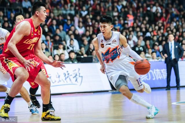 cba正在直播,广东男篮vs北京首钢,易建联周鹏联袂首发