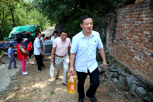 院长王建军,寺湾镇镇长杜轶等一行入户慰问