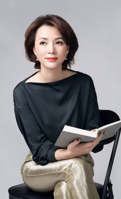 董卿:如何做一个"优雅"的中年女人,这几点很重要!