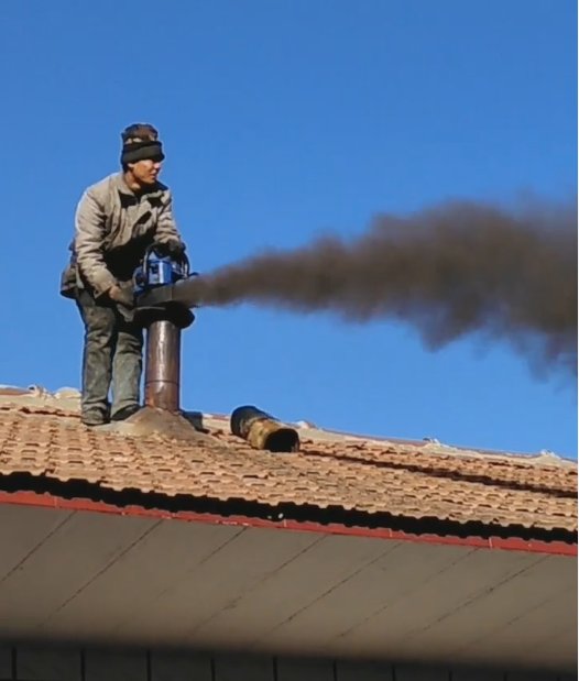 实拍农村屋顶抽炕灰,在烟囱上开抽,一次收费五十元!