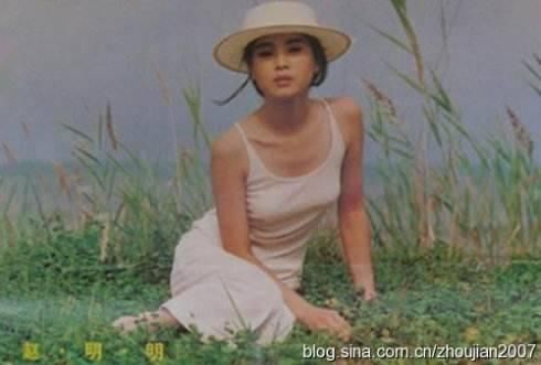 赵明明,满族.1970年3月13日生于辽宁沈阳,中国内地女演员.