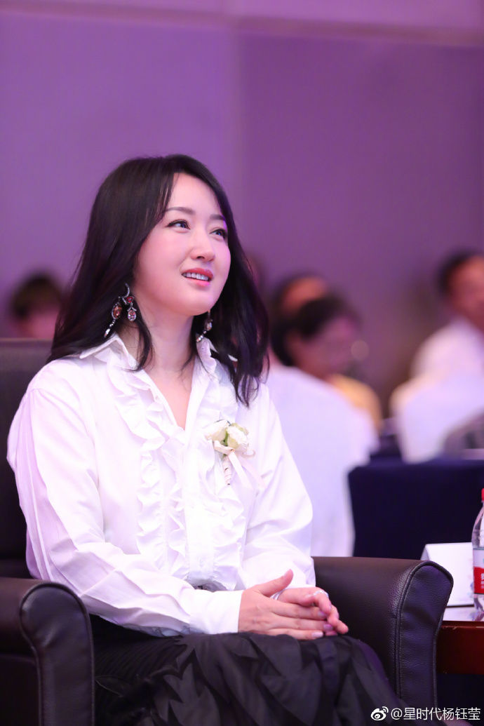 杨钰莹最新美图集,时尚气质,风采依旧!