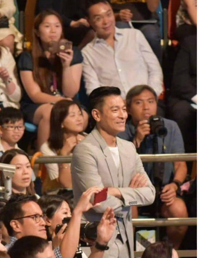 刘德华参加女儿毕业礼变身女儿奴,家长光注意看华仔了
