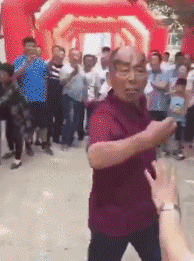 搞笑段子: 1,开车不小心刮倒一个手棒鲜花的老汉,送到医院后,老汉