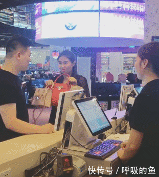 搞笑gif:兄弟,你骑个车都这么骚,我不看到你摔倒誓不罢休