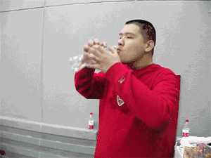 爆笑gif:这位小哥的笑容,我给满分