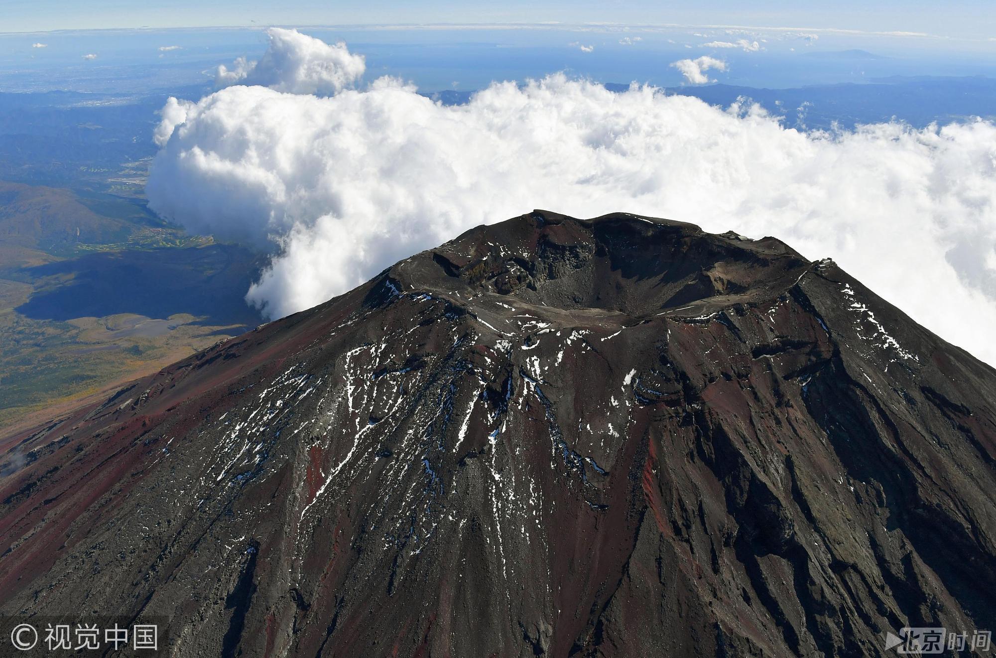 富士山遭遇"中年危机" 山顶被吹成"秃顶"