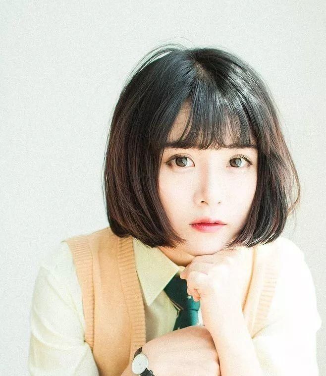 短发妹子:内扣、泡面头、外翻,到底哪款视频适齐刘海怎弄好看简单的发型播放图片
