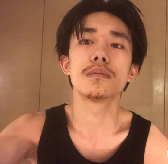 易烊千玺素颜照图片