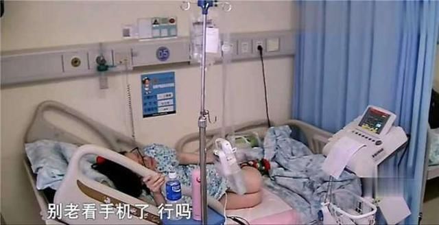 产妇分娩前阵痛快撑不住了 想要剖腹产 婆婆却埋头玩手机
