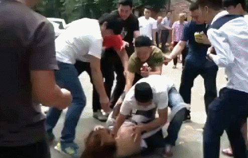 婚礼当伴娘被伴郎按倒乱摸 她选择报警