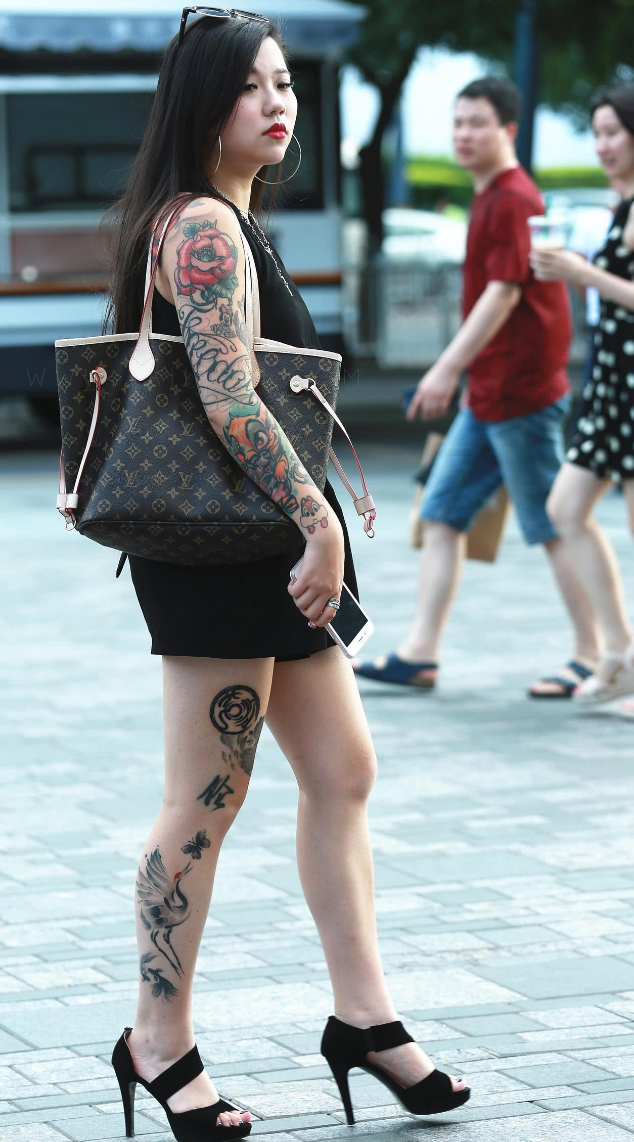 气质小姐姐黑色连体装可爱呆萌,一头柔顺的秀发简单可爱