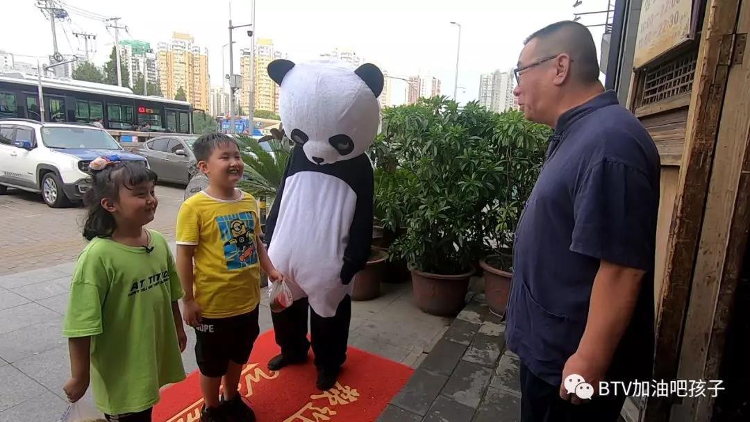 今天,两位可爱的宝贝陈俊屹和陈钰涵将要拜冯先生为师,跟着他学做芝