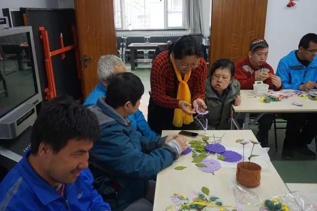 和谐八角手工举办残疾人图纸花卉制作活动的纷争王列残联装备图片