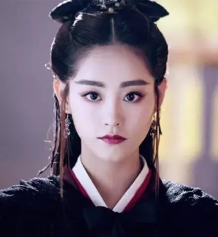 在《三生三世十里桃花》中的玄女一角本就是反派,周芷若黑化后的状态
