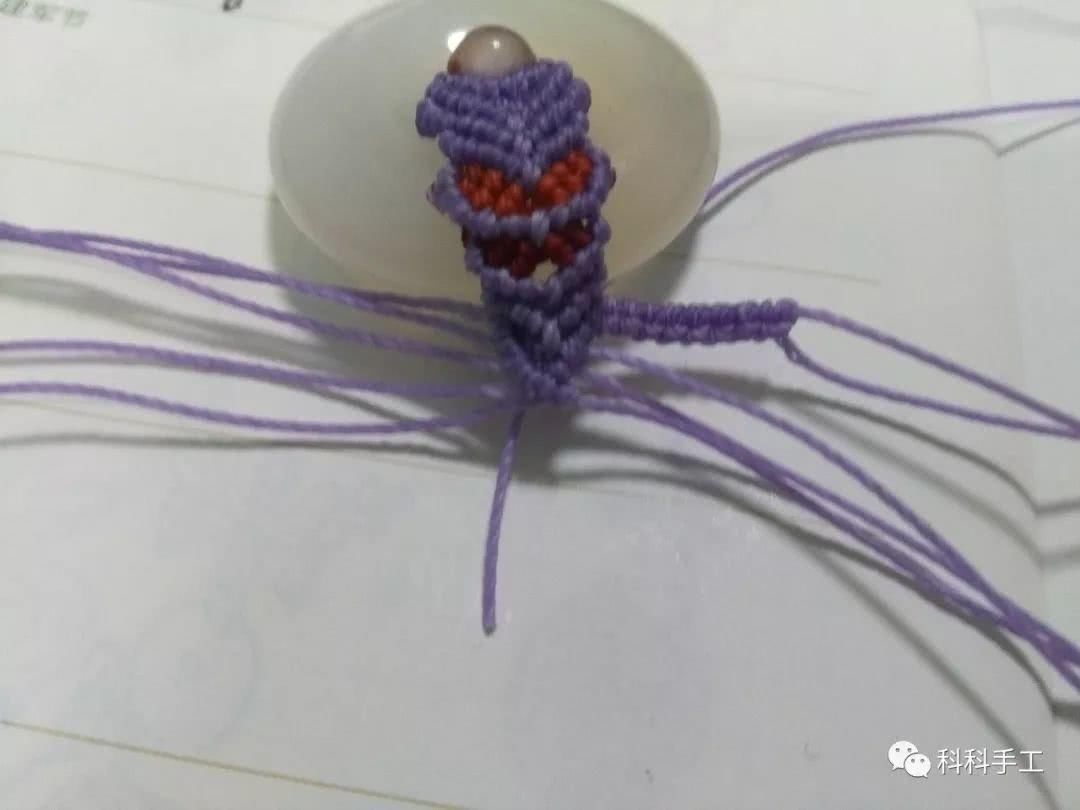 先把短的雀头结绳往中央主体里加,编出一层斜卷结.
