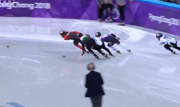 gif-短道冲线前5人撞3个 韩国人摔出去还拿铜牌