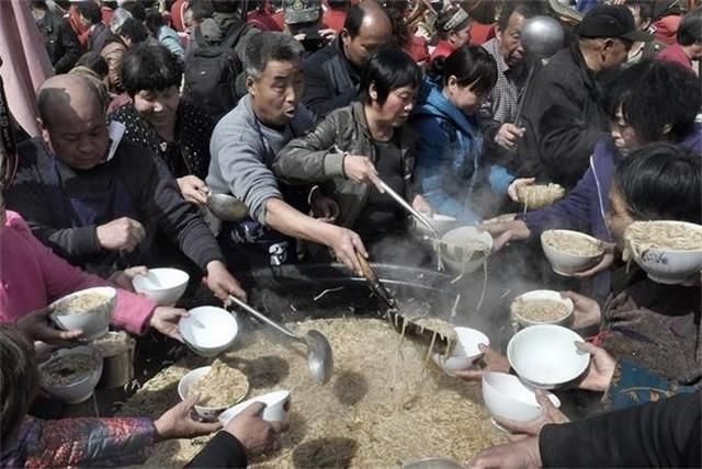 农村人办酒席必有的大锅饭,场面太壮观,最后一张知道有多好吃