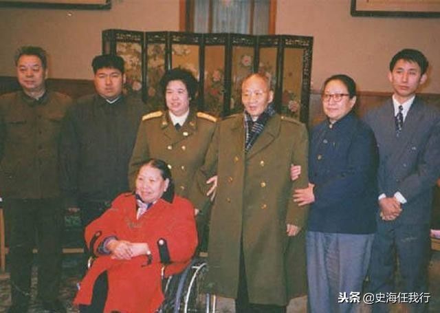 毛岸青和岳母张文秋珍贵合影,女婿非常孝顺,曾一家人一起打麻将