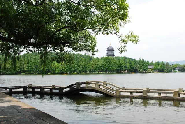 去杭州不去西湖等于白来,站在西湖边远眺雷峰塔,记忆力只有白素贞和